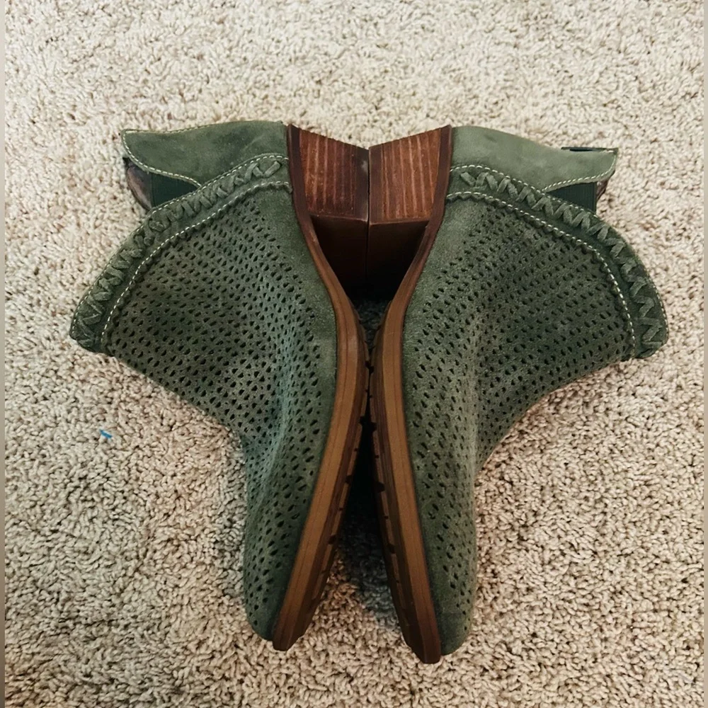 NIB Earth Origins Olive Green “Peak Perry” Perforated Suede Ankle Booties, 9M - Picture 15 of 16